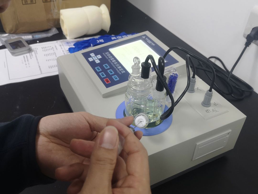 维科美拓WKT-A3“展望型”卡尔费休微量水分测定仪在深圳乾延药物研发科技中的应用案例 客户现场